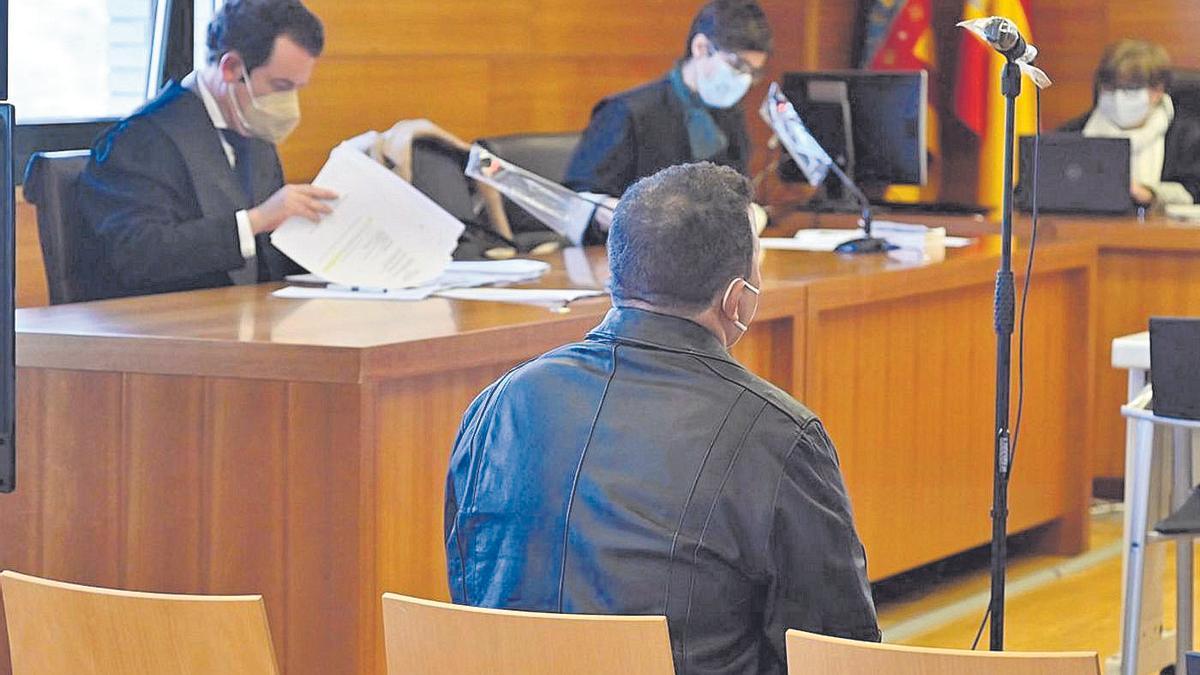 Imagen del ya condenado, sentado en el banquillo de la Audiencia Provincial.