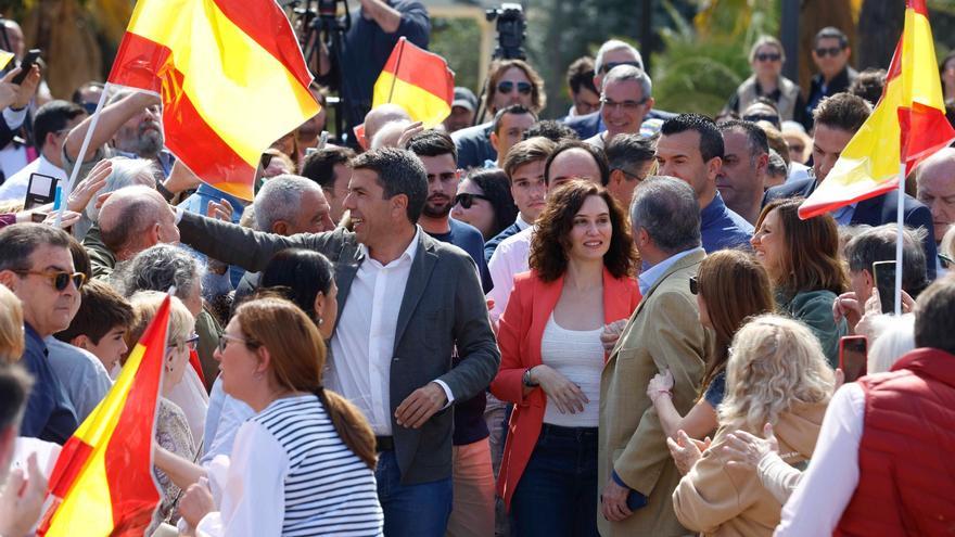 Ayuso se lleva los focos en el acto del PP en València