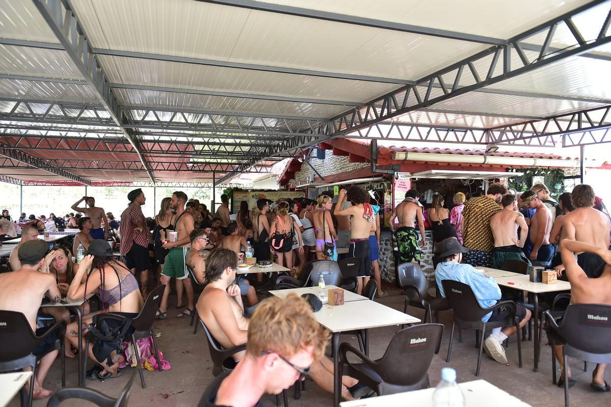Fotogalería | Las imágenes de la macrofiesta ilegal en la Granja de este lunes
