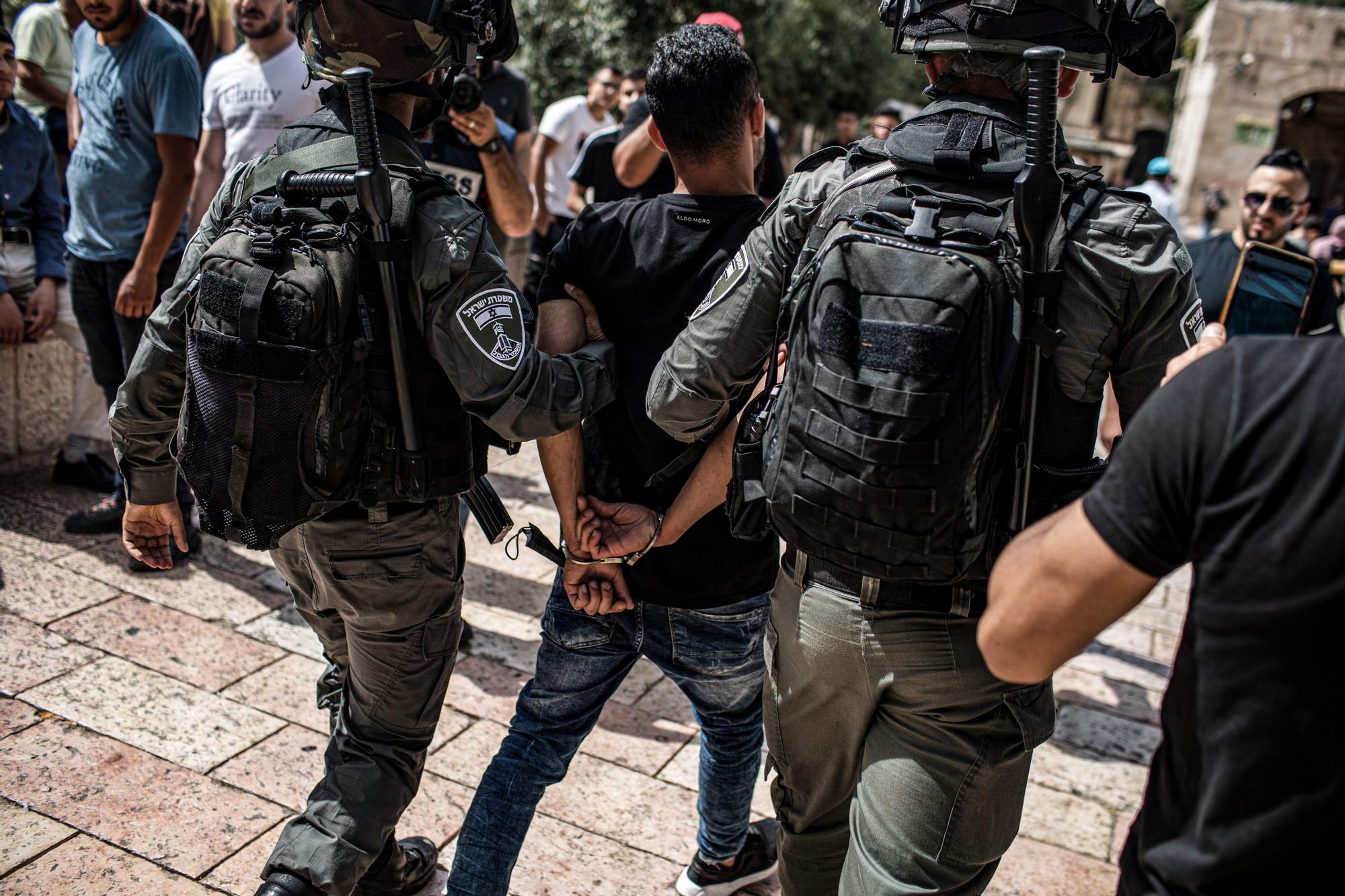Choques entre palestinos y policía israelí en Jerusalén tras el alto el fuego