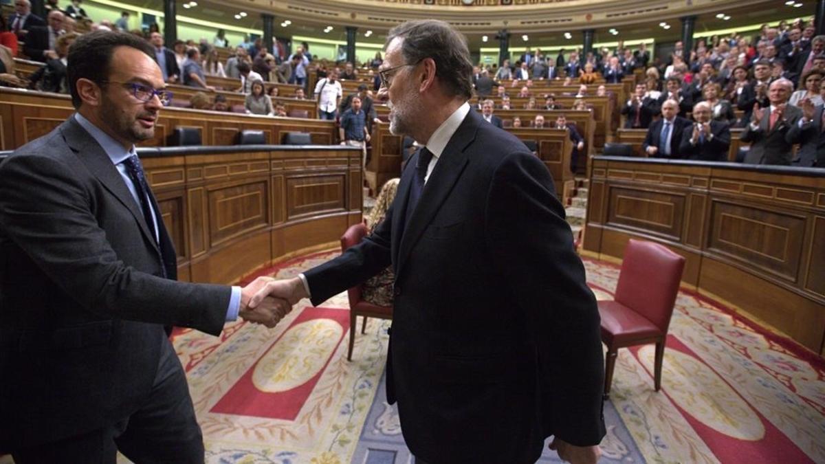 RESUMEN DEL AÑO 2016. 29/10/2016  Mariano Rajoy saluda al portavoz socialista, Antonio Hernando, tras la votación de investitura en el Congreso de los Diputados.