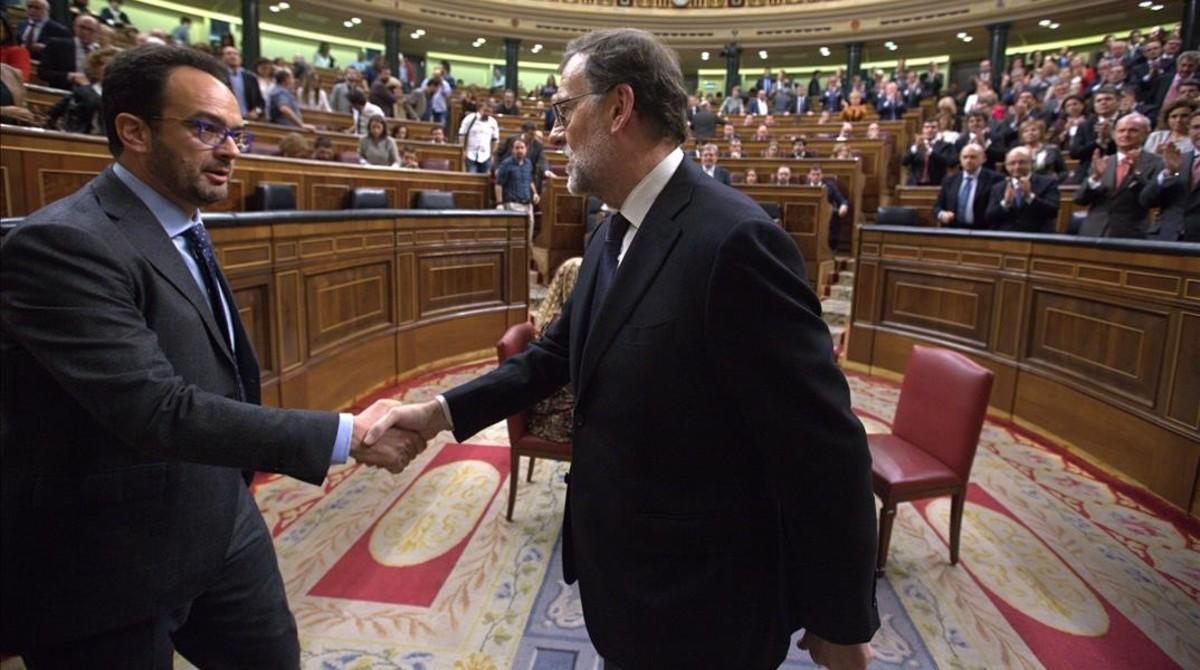 Mariano Rajoy saluda al portavoz socialista, Antonio Hernando, en el Congreso.