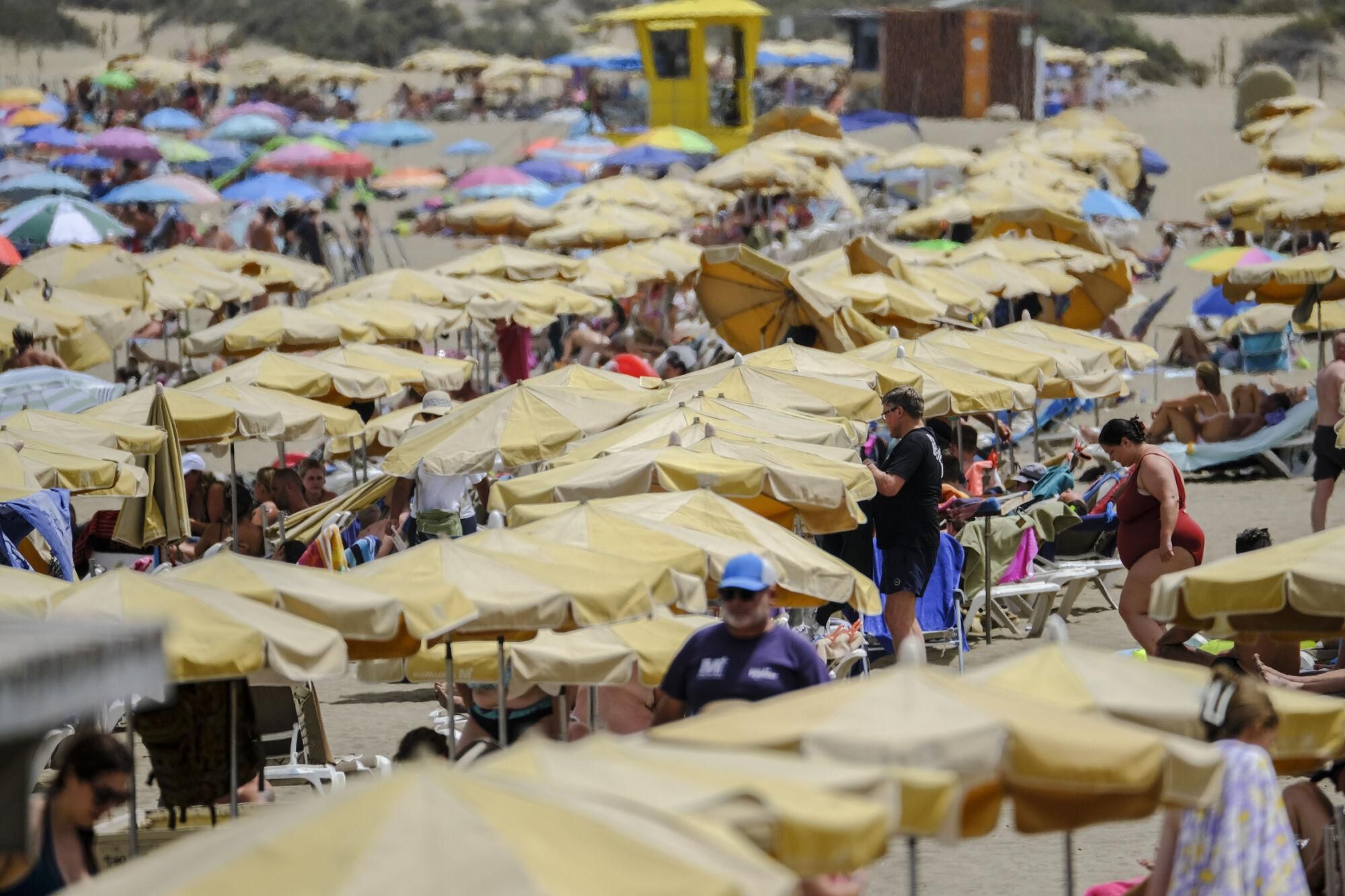 Jornada de fuerte calor en Playa del Inglés (17/07/25)