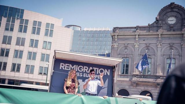 Els fundadors de Save Europe Act, Eva Vlaardingerbroek i Martin Sellner, en una protesta a Brussel·les.