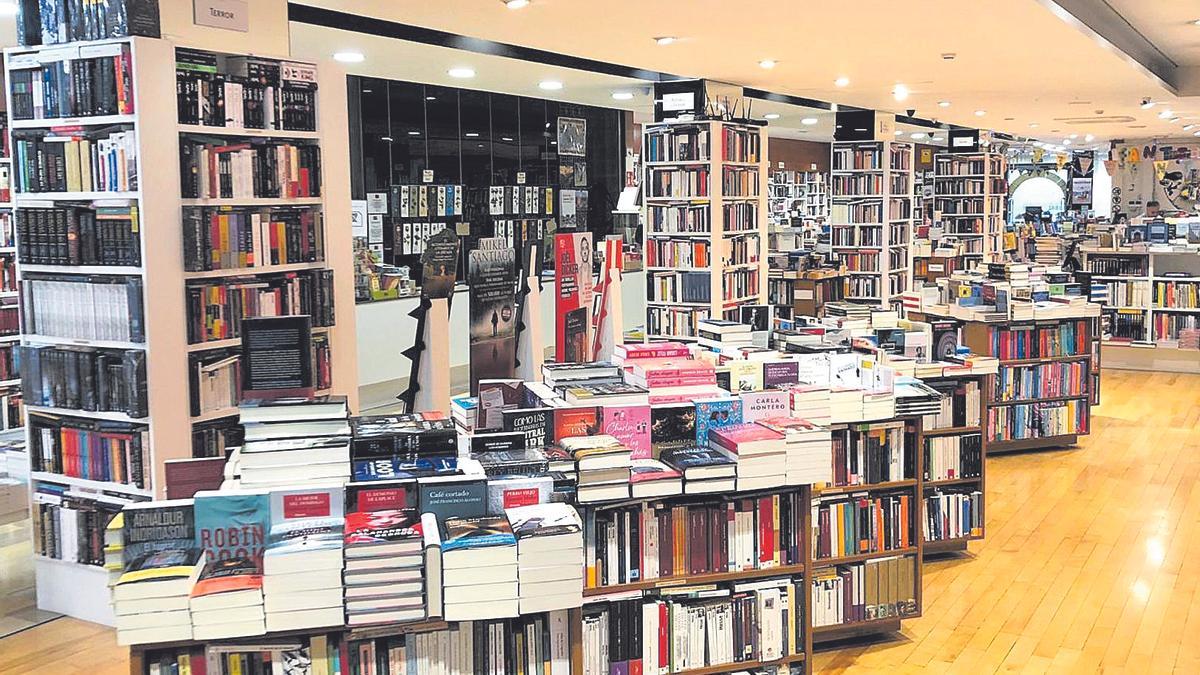 Interior de la librería La Llar del Llibre, en Sabadell