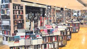 Interior de la librería La Llar del Llibre, en Sabadell