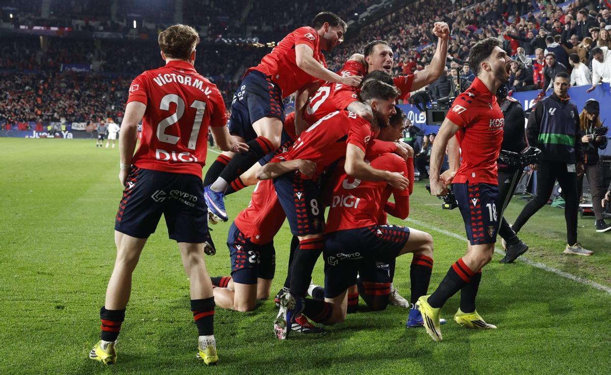 Los jugadores del Osasuna celebran el segundo gol. | EFE
