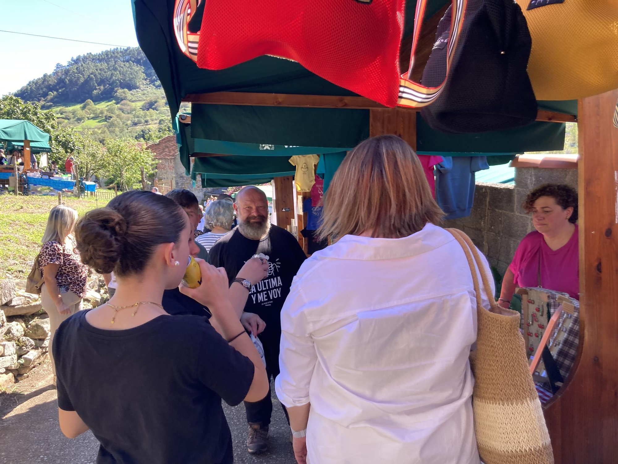 El ambiente "más guapo y asturiano" en la Feria de los Figos de Rozaes: así discurrió la soleada jornada de domingo