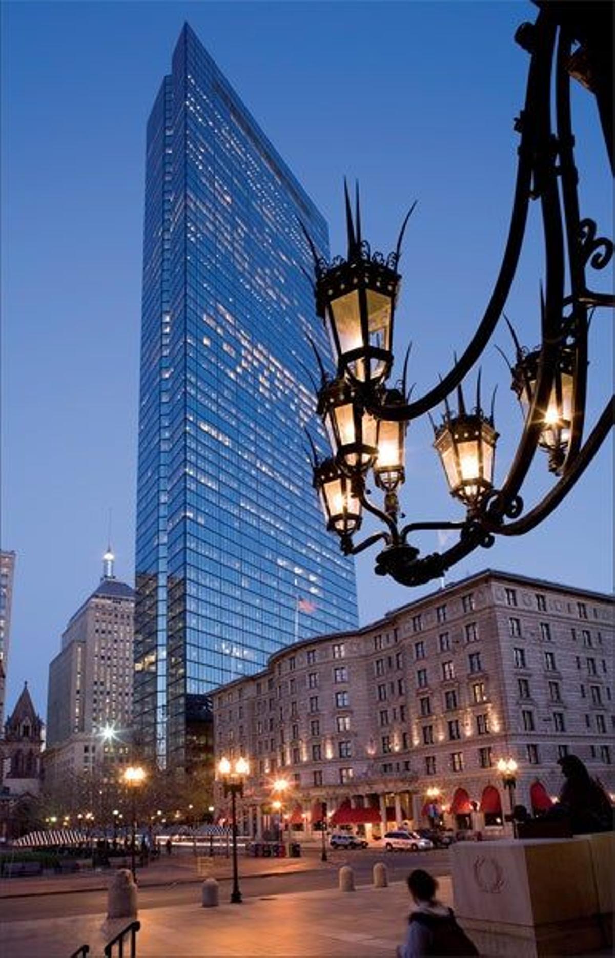 Vista nocturna de Copley
Square y músicos
callejeros en North End y
Beacon Hill, la zona más
seño