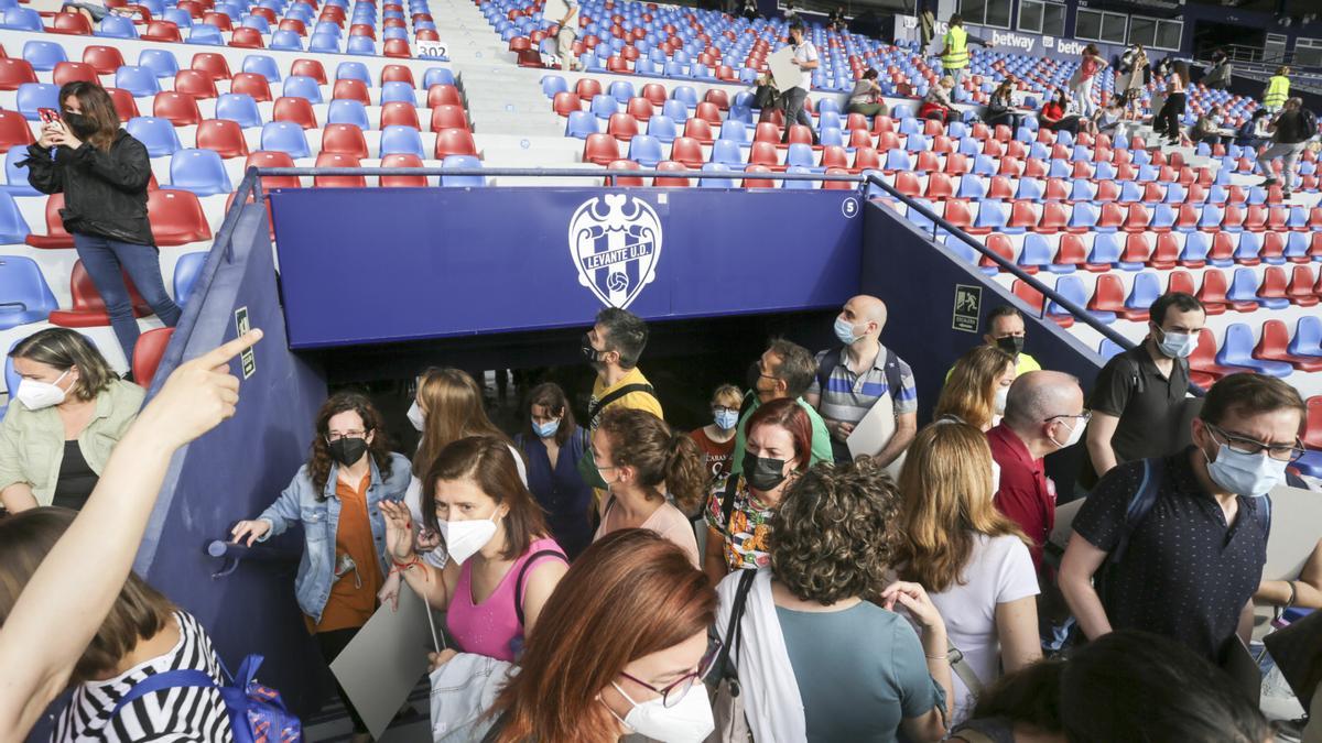 El estadio del Levante UD se convierte en una aula para 5.400 aspirantes a puestos de la Diputación