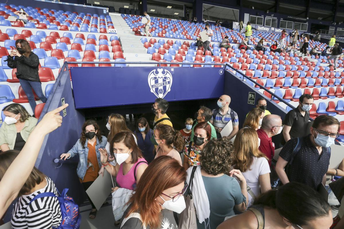 El estadio del Levante UD se convierte en una aula para 5.400 ...