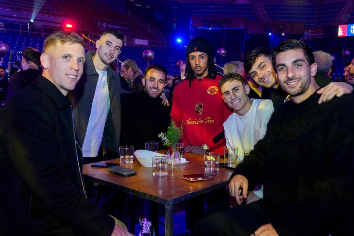 Olmo, Joan Garcia, Eric, Koundé, Fermín, Pedri y Ferran, en la cena del Barça.