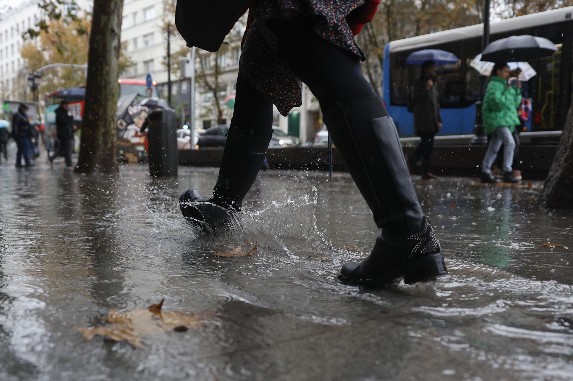 Grandes charcos de agua formados en las aceras de Madrid a causa de la lluvia caída esta semana.