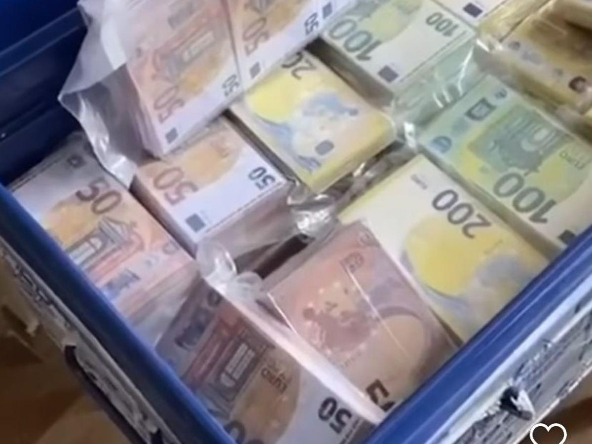 Imágenes de maletines llenos de billetes falsos, como gancho