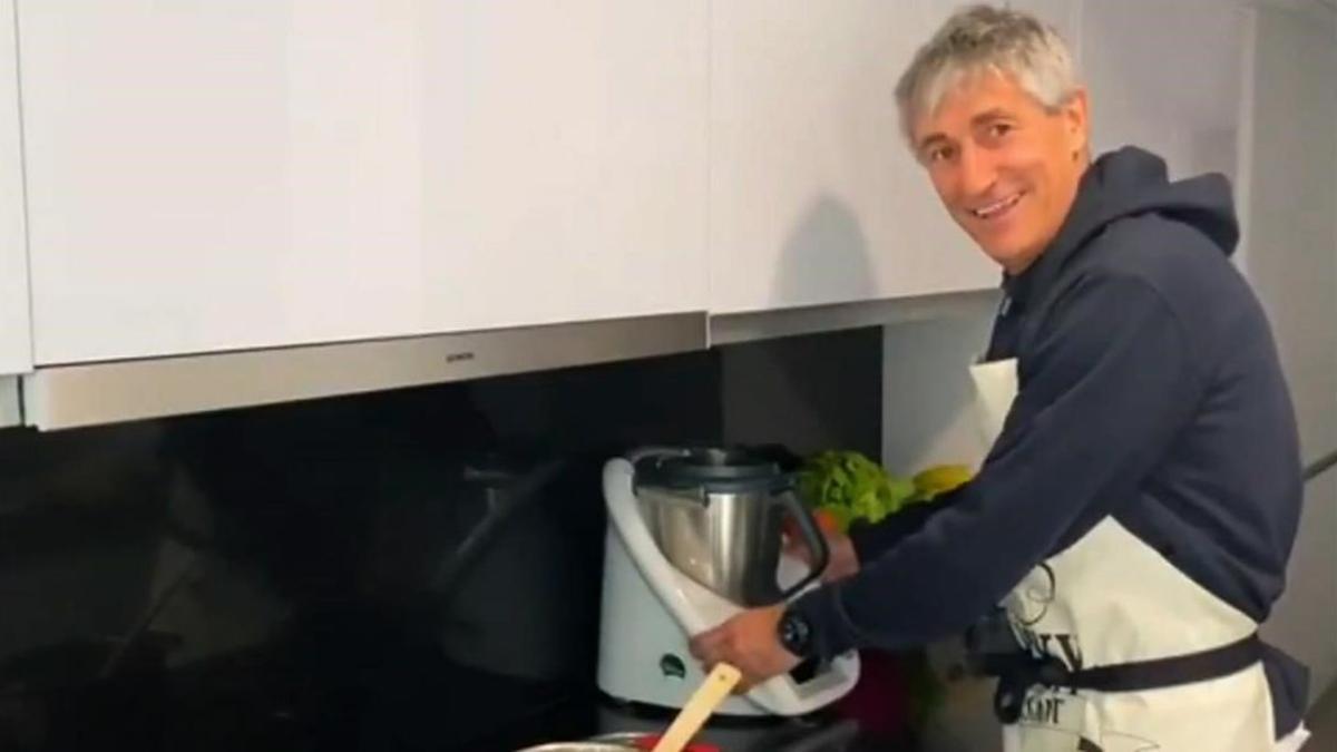 Quique Setién, técnico del Barça, entreteniéndose en la cocina de su casa de Barcelona.
