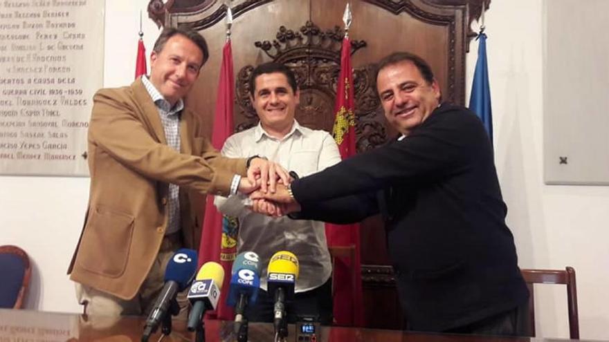 Gil se reunió con Carreño y González para anunciar la reapertura de la compañía.