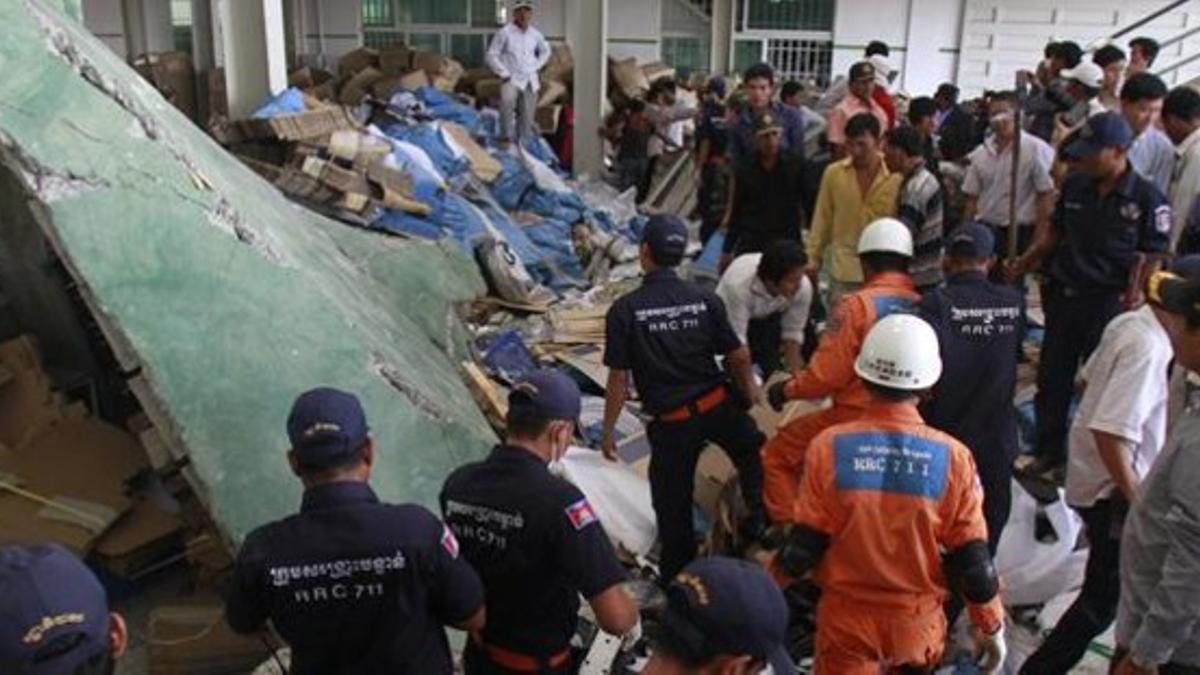 Miembros de los equipos de rescate buscan víctimas del hundimiento, este jueves, a 40 km de la capital de Camboya.