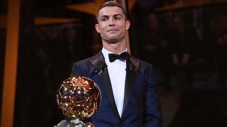 Cristiano Ronaldo recibe su quinto Balón de Oro e iguala a Lionel Messi