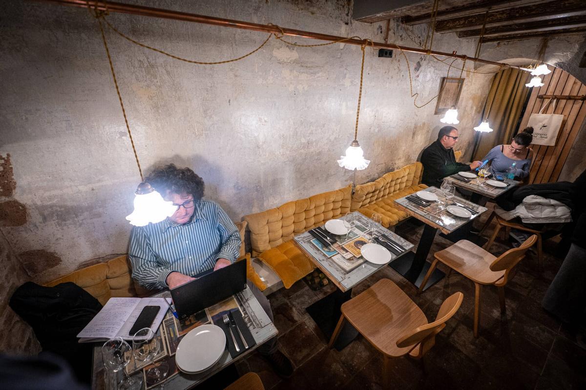 Barcelona 10/12/2025 Barcelona. La antigua propietaria de la librería, Cristina Riera, y su sucesor al frente del negocio, Rafa Serra. Reapertura librería Sant Jordi. AUTOR: MANU MITRU