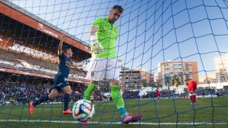 Un jugador del UCAM celebra el primer tanto del partido ante la desolación del meta albinegro Limones.