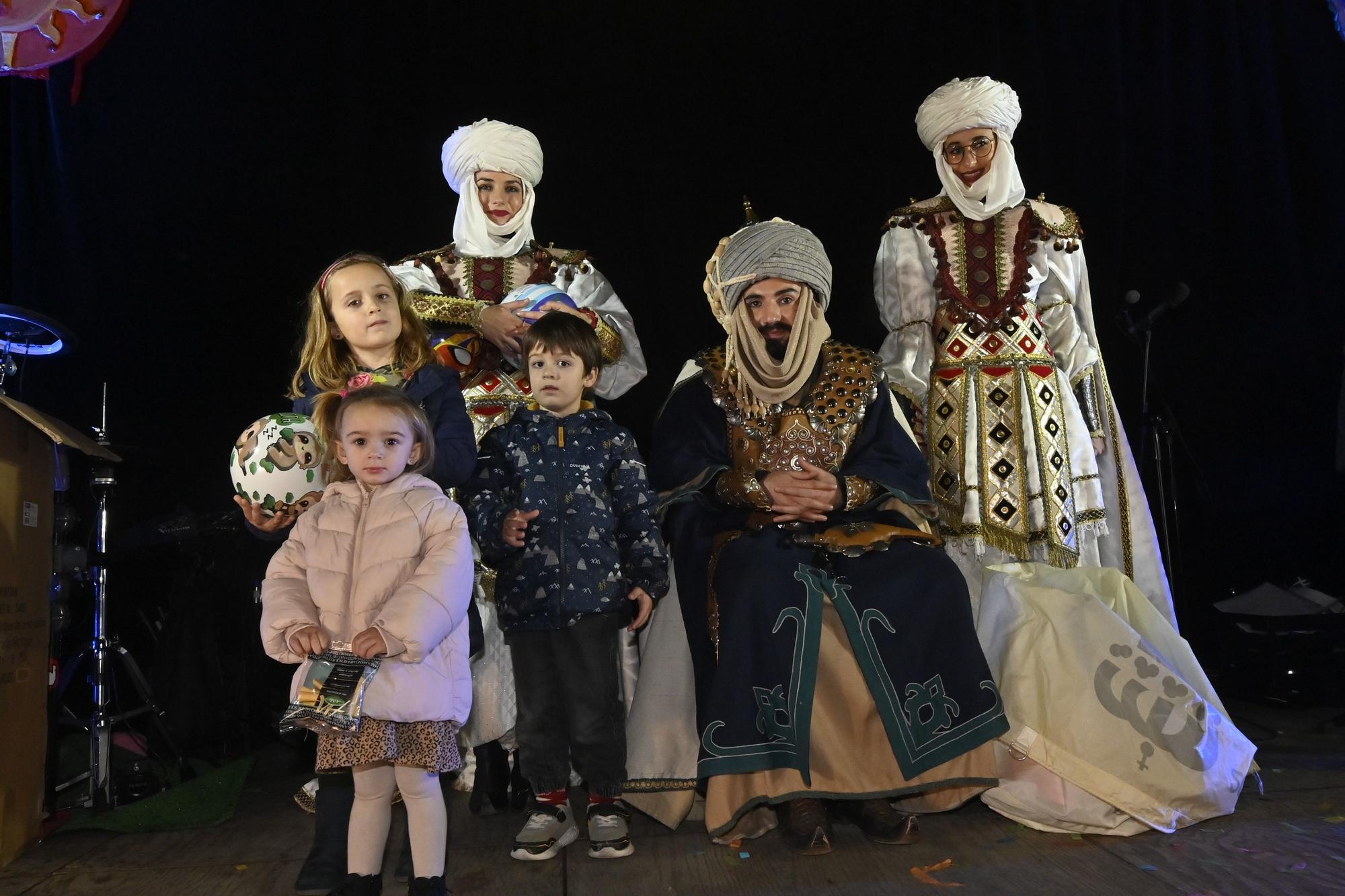 Los peques de Castelló entregan al Cartero Real las misivas con sus deseos. Encuentra tu foto.