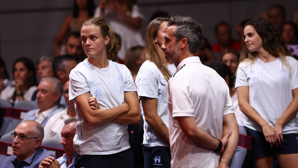 Jorge Vilda, junto a varias jufgaoras de la selección femenina de fñutbol.