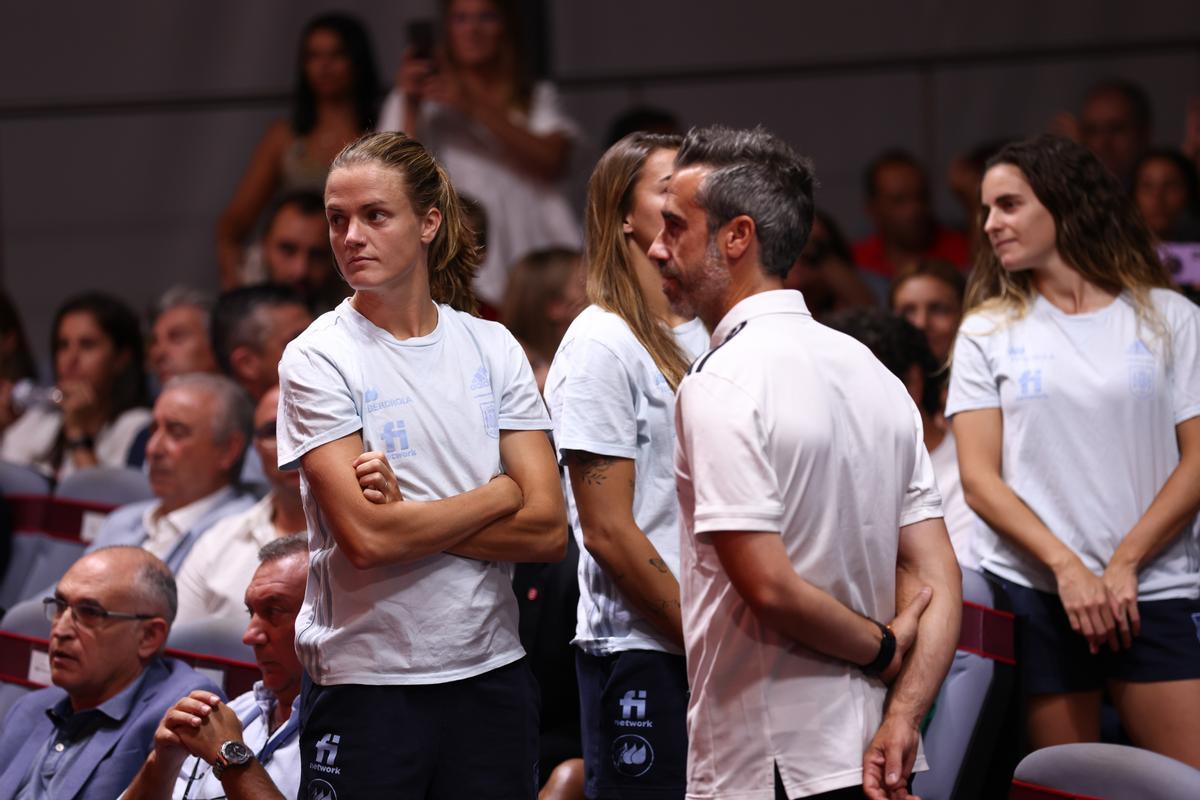 Jorge Vilda, junto a varias jufgaoras de la selección femenina de fñutbol.