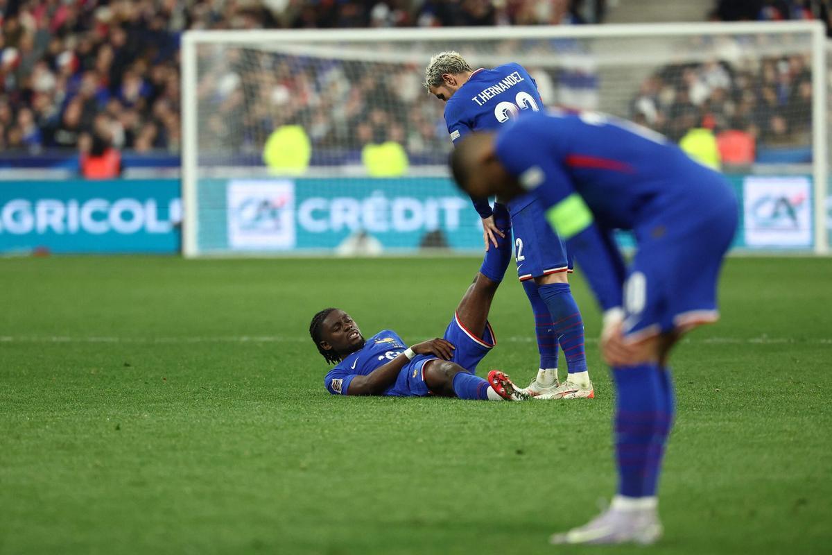 Theo Hernandez ayuda a Manu Kone, en el suelo, con Kylian Mbappé, en primer término agotado.