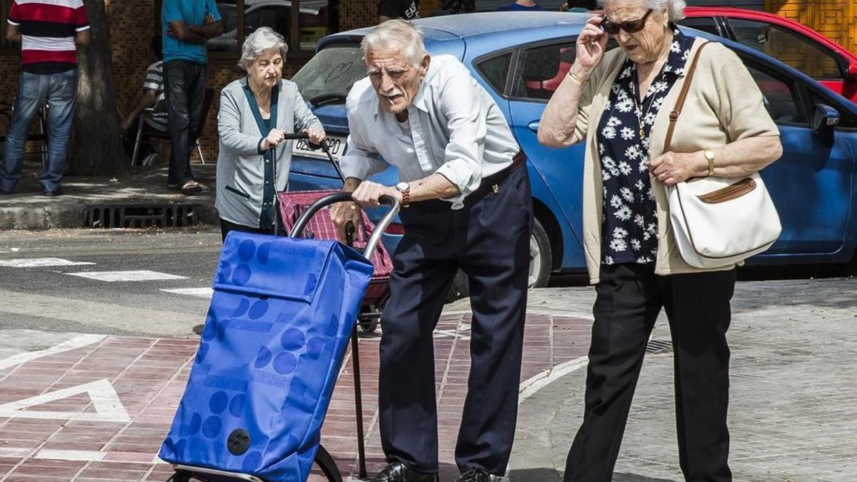 Dos pensionistas en una calle de Valencia