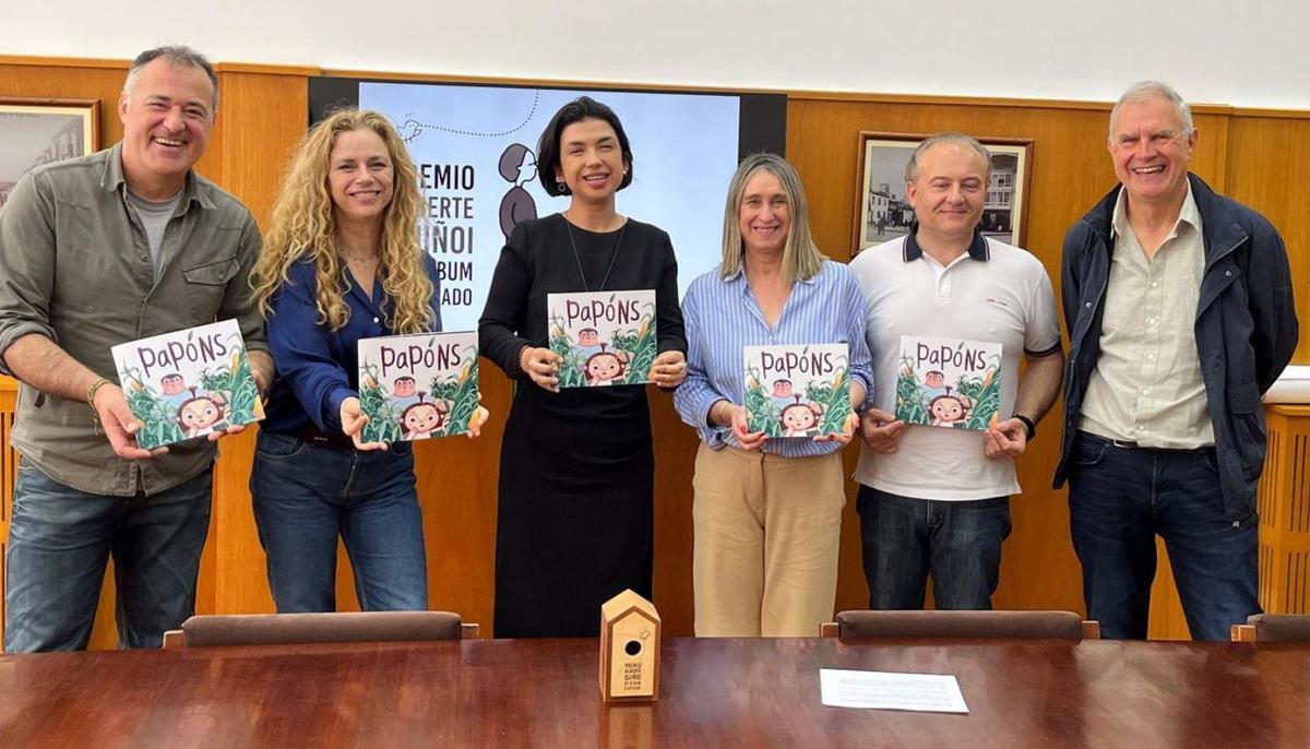 O xurado tras o fallo do premio, posando coa obra gañadora.