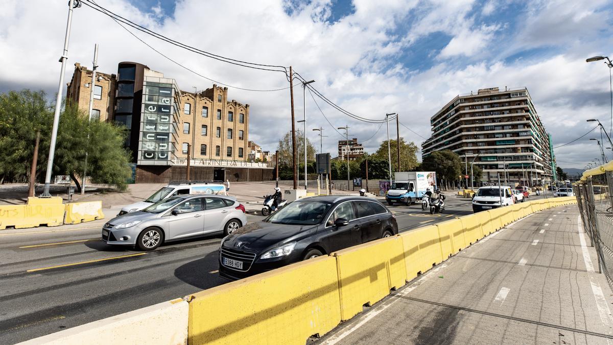 Barcelona. 30.09.2021. La Farinera del Clot a la plaça de les Glòries. Érase una vez en El Clot. Equipaments pendents del compromís de Glòries, aprovats des del 2007. Al solar davant i al lateral de La Farinera hi va una residéncia de gent gran, un teatre i un casal per a joves. Foto Robert Ramos