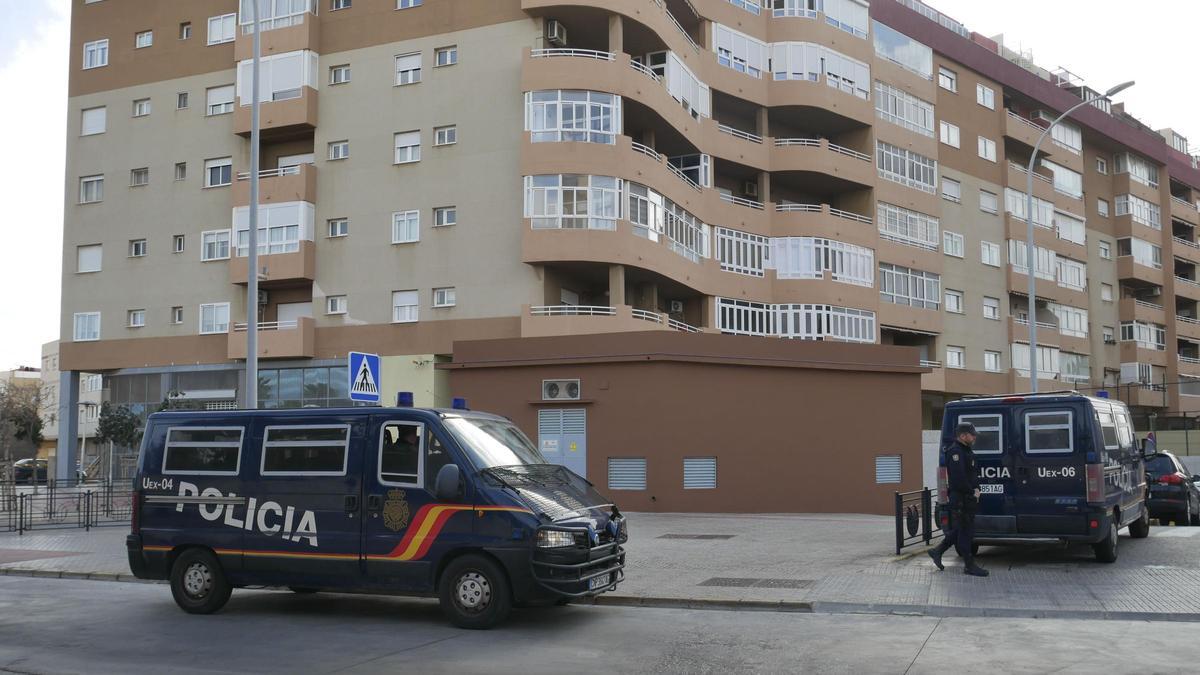 Vehículos de la Policía Nacional durante un registro en Mellilla.