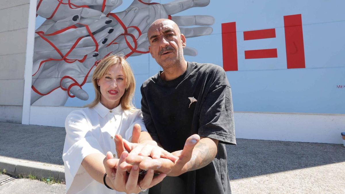 Marcos Puhinger pinta un mural en Bouzas para dar visibilidad a todos los avances científicos del VIH