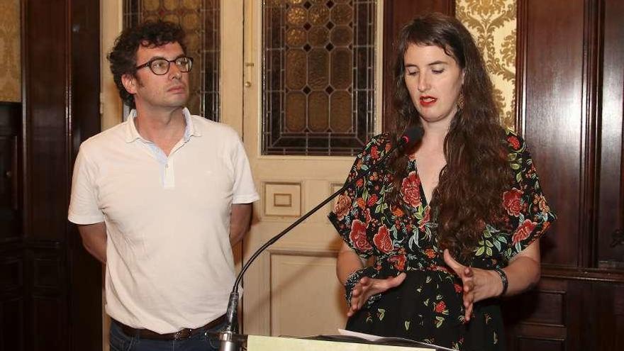 A coordinadora Aitana Cuétara e o concelleiro de Culturas José Manuel Sande, onte na rolda.