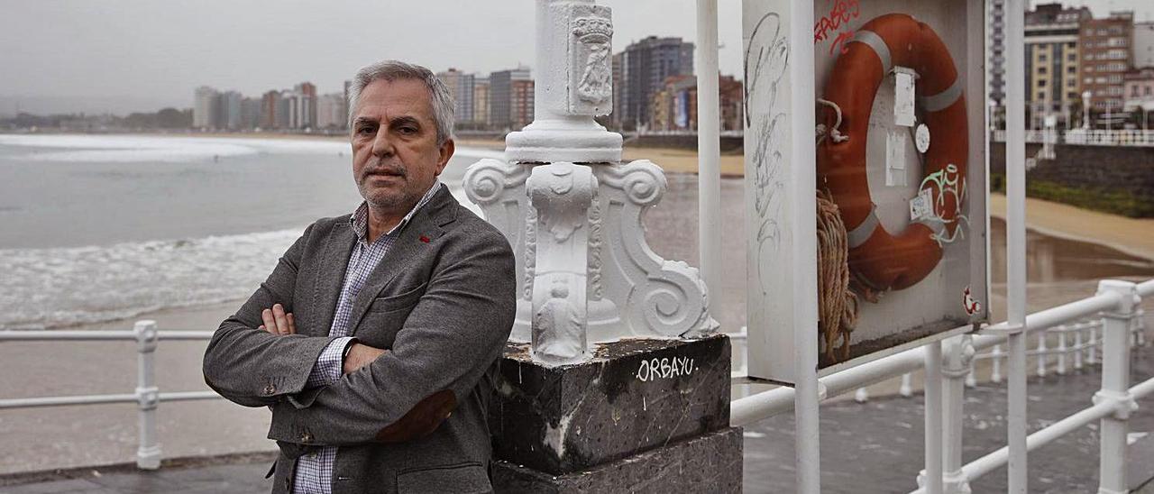 EN LA RAMPA. José Luis Fernández se fotografía en la rampa (acceso 2 de la playa de San Lorenzo), junto a un flotador, símbolo del equipo de socorrismo, uno de los servicios de su responsabilidad. | Ángel González