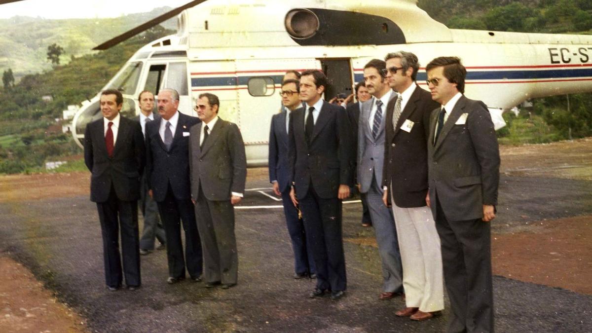 Lorenzo Olarte junto a Adolfo Suárez, junto a las autoridades de la época en uno de los viajes que el Presidente del Gobierno realizó a Teror en 1978.