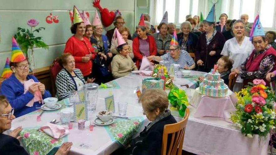 Elisa Saucedo, tercera por la izquierda, ayer, durante la celebración de su 100.º cumpleaños en la residencia de las Hermanitas de los Ancianos.