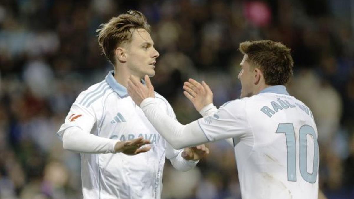 Dani Gómez y Guti celebran el gol del empate del Real Zaragoza.