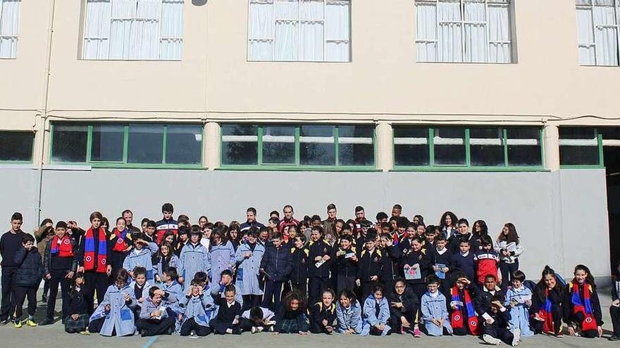 Los unionistas visitaron ayer a los alumnos del colegio Padre Feijóo Zorelle. // FdV