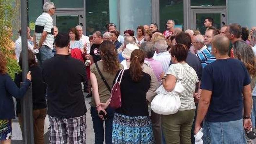 Asamblea, ayer, en el exterior del centro cívico. / la opinión