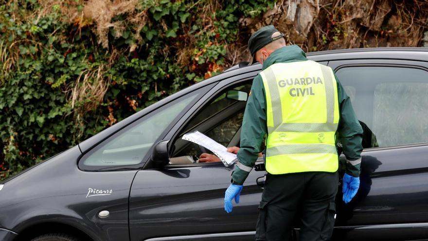 Multado con 200 euros después de aparcar junto a la zona azul en verano: llevaba la baliza v-16 en la guantera pero no tenía a la vista la v-15