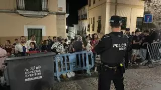 La policía acordona la plaza Mayor de Cáceres ante el colapso de público