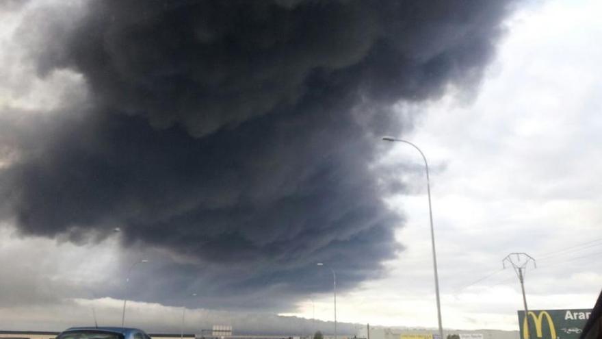 El incendio de miles de toneladas de neumáticos lanza una nube tóxica sobre Seseña