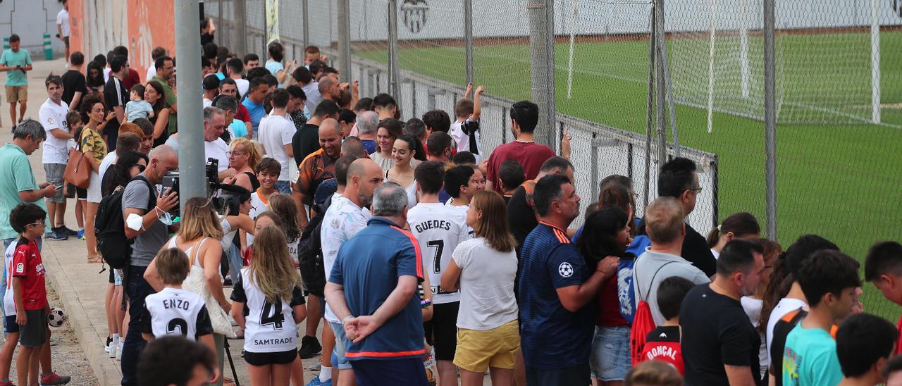 La afición, en la Ciudad Deportiva de Paterna presenciando en el entrenamiento del Valencia CF