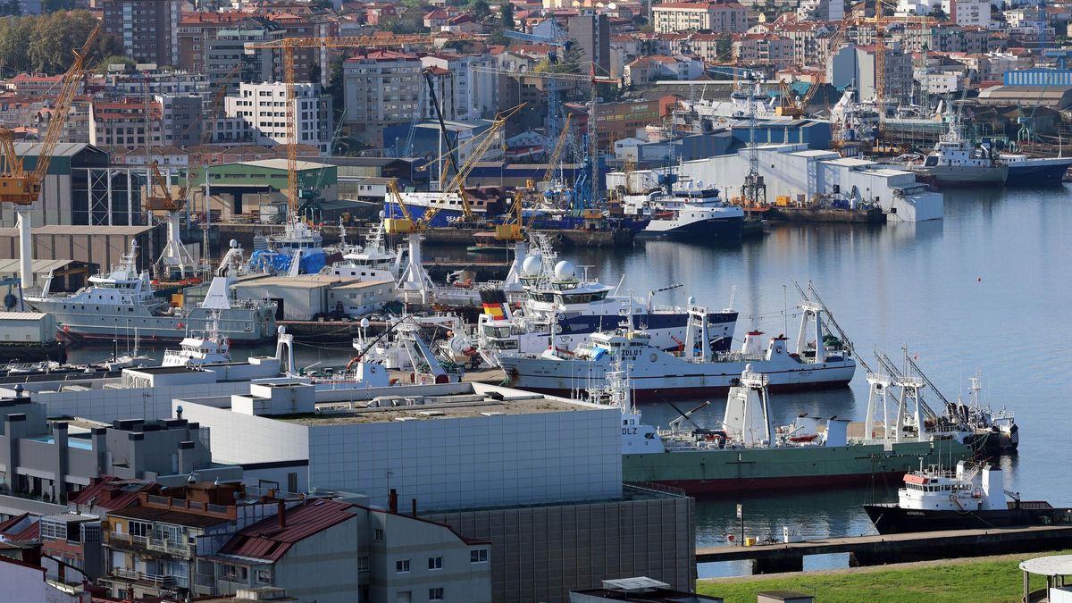 Vista de los astilleros de la ría y del muelle de Beiramar.