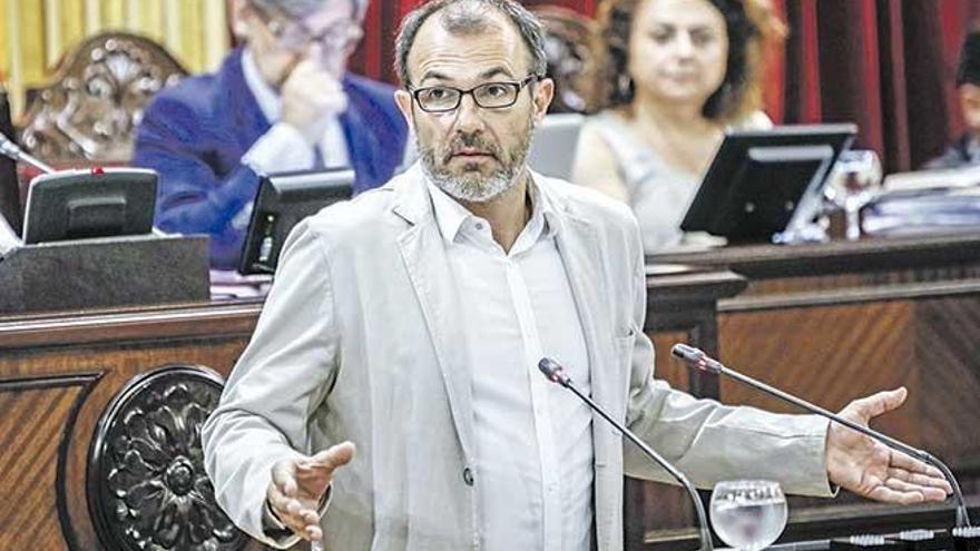 El vicepresidente y conseller deTurismo, Biel Barceló, durante un pleno del Parlament.