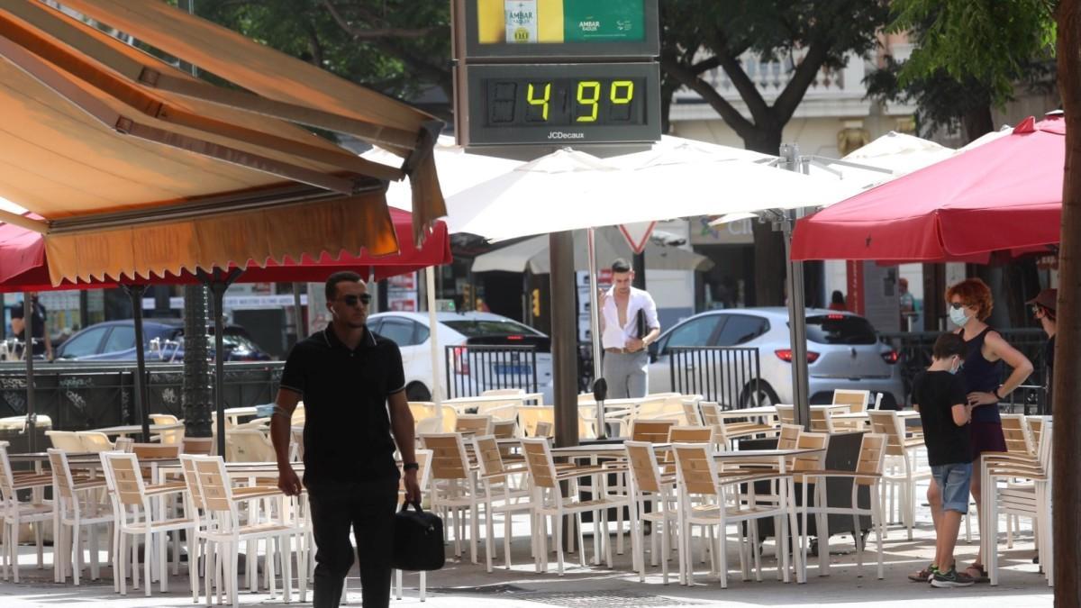 Un termómetro marca 49º en la Avenida de César Augusto en Zaragoza en 2021