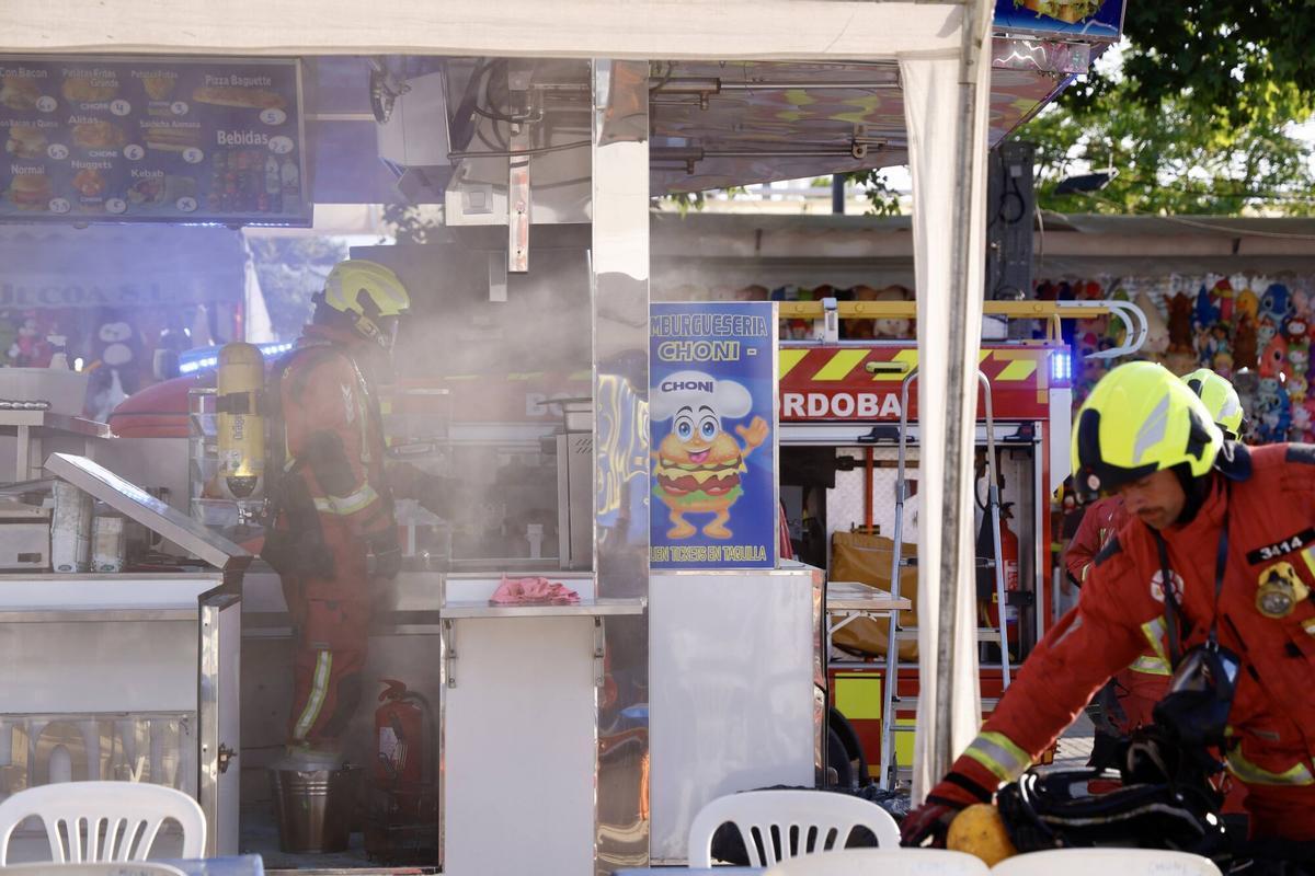 Intervención de los bomberos en la hamburguesería.
