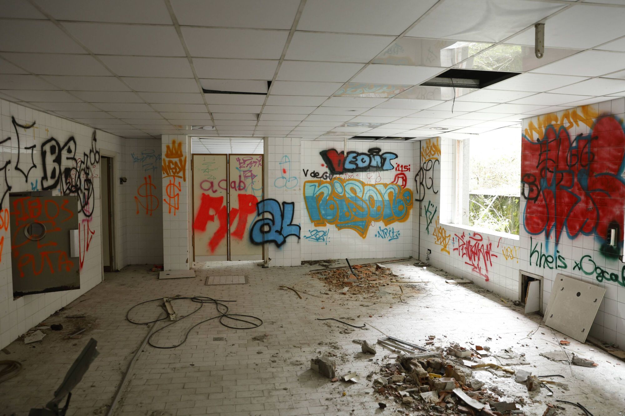 EN IMÁGENES: Viaje al interior del viejo HUCA, desvalijado y vandalizado por su abandono