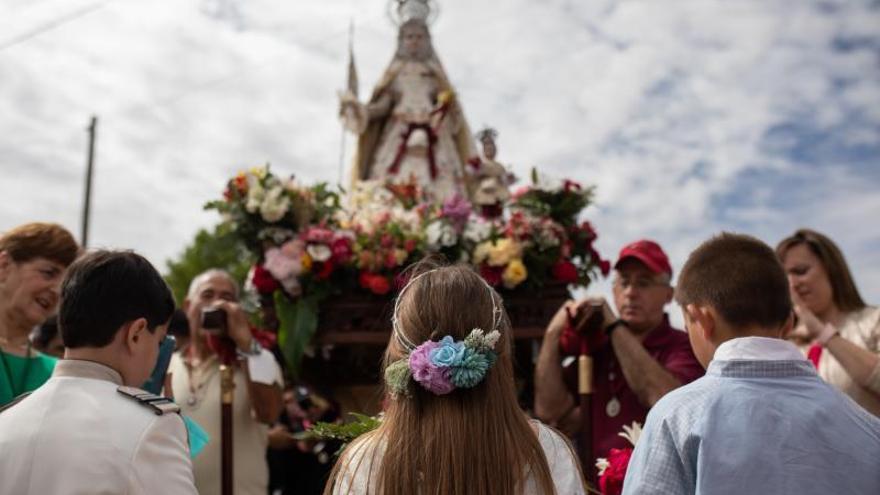 Una niña observa a la virgen. | Emilio Fraile